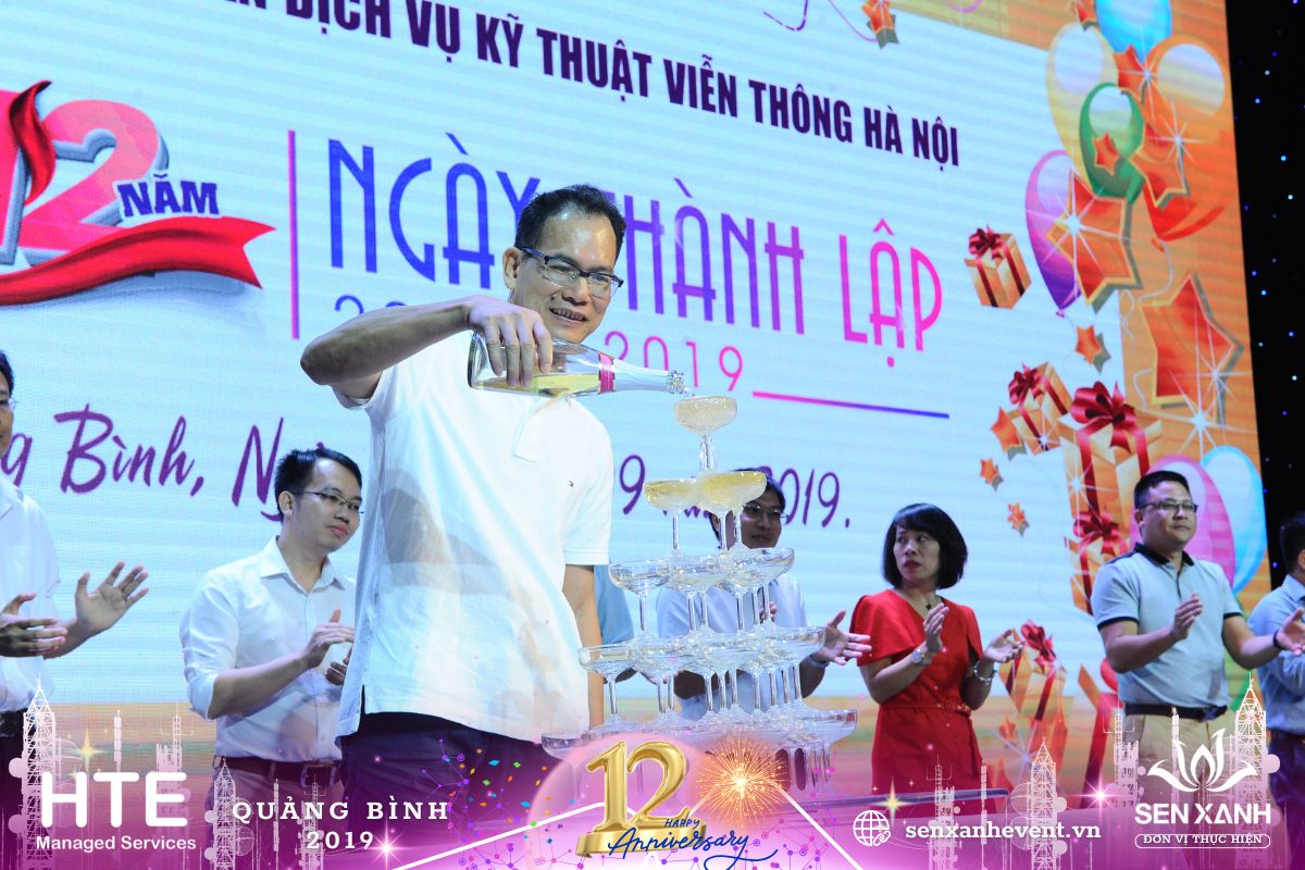 Ban lãnh đạo rót rượu khai mạc chương trình kỷ niệm Ban lãnh đạo rót rượu khai mạc chương trình kỷ niệm
