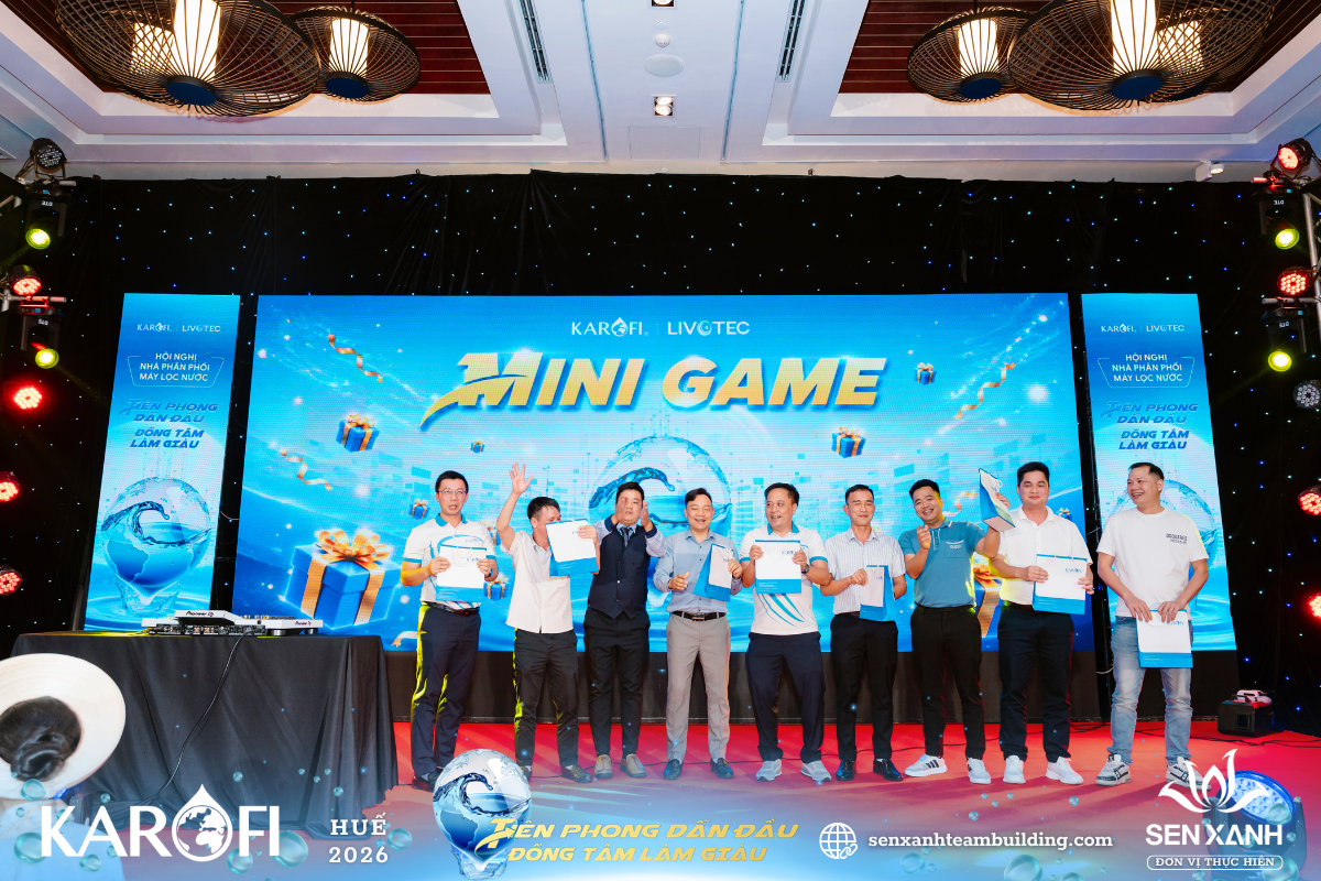 Khách mời nhận quà trong chương trình Lucky Table Khách mời nhận quà trong chương trình Lucky Table