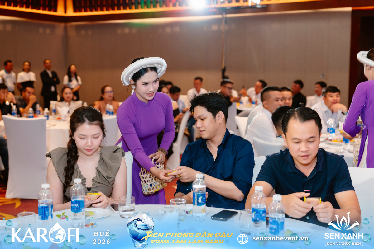 Khách mời thưởng thức kẹo mè sửng Khách mời thưởng thức kẹo mè sửng