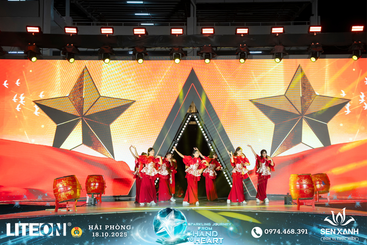 Cận cảnh sân khấu chính Cận cảnh sân khấu chính