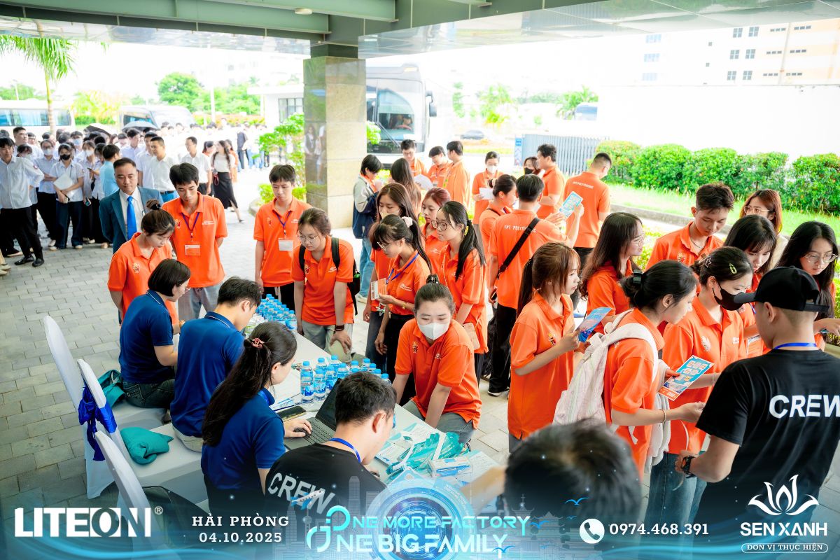 Các khách mời check-in tại cổng vào sự kiện