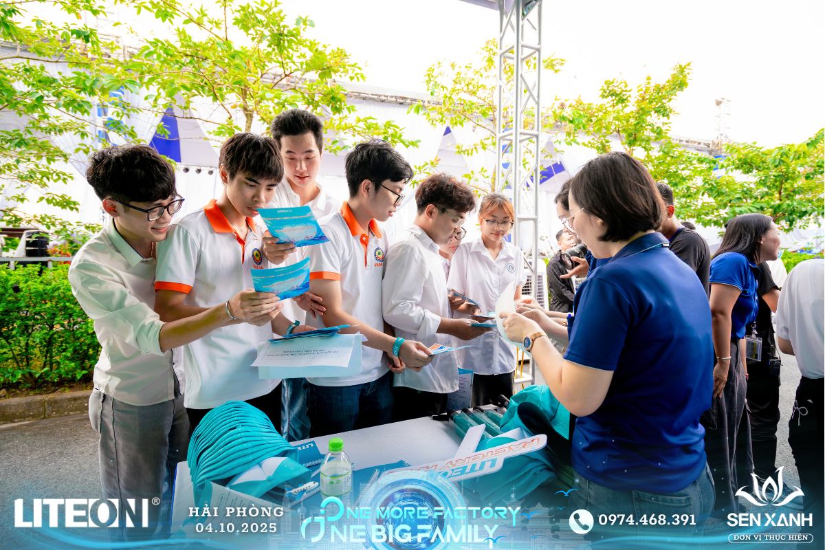 Nhận quà và catalog khám phá sự kiện