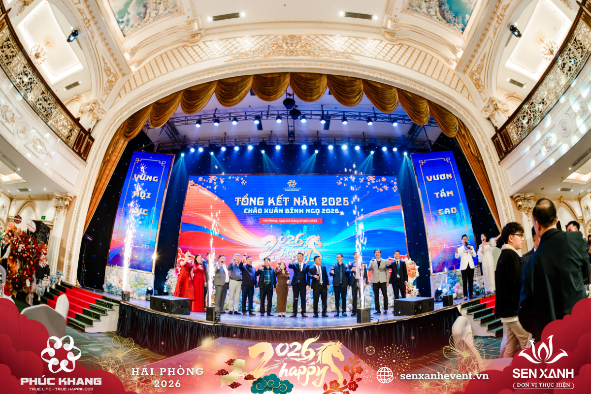 Nâng ly khai màn tiệc year end party