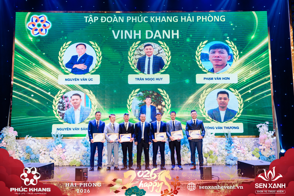 Trao tặng bằng khen cho lãnh đạo xuất sắc