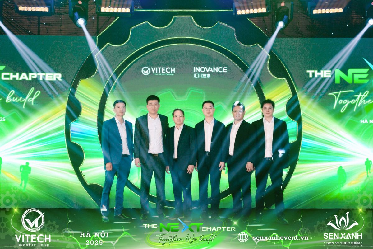 Ban lãnh đạo checkin tại sân khấu