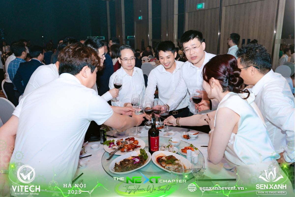 Khách mời thưởng thức tiệc