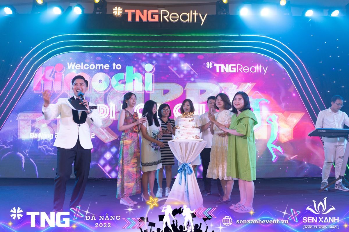 Tiết mục cắt bánh kem và trao thưởng