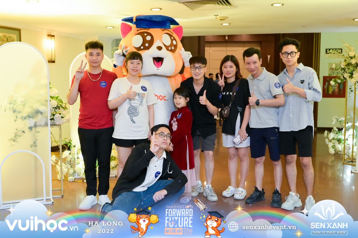 Mọi người checkin cùng mascot của Vuihọc