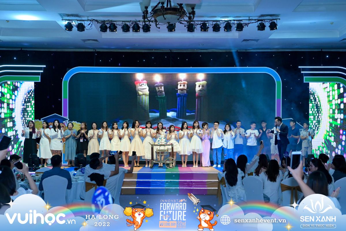 Khoảnh khắc mừng sinh nhật Vuihoc.vn
