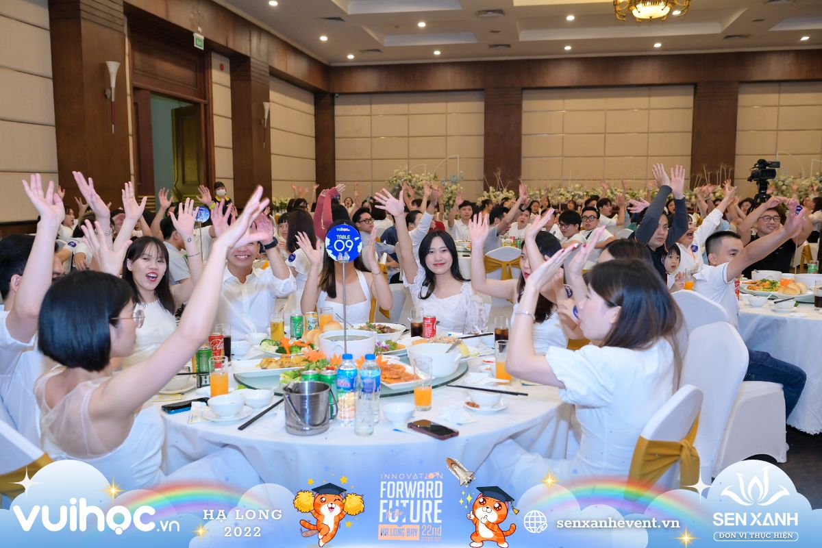 Mọi người thưởng thức tiệc