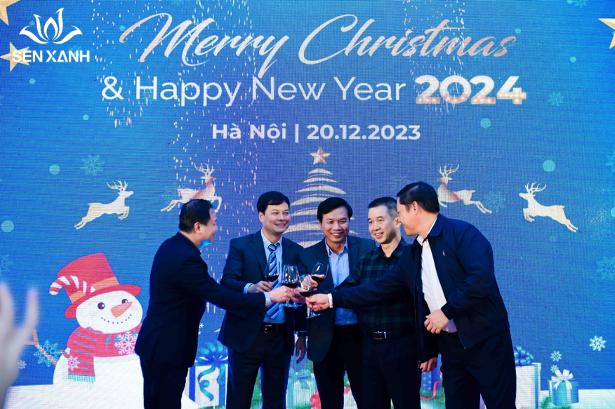 Ban lãnh đạo nâng ly chúc mừng bữa tiệc Giáng sinh và chúc mừng năm mới ASOC thật phát triển thịnh vượng