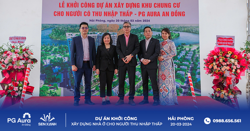 các đối tác chụp ảnh trong lễ khởi công