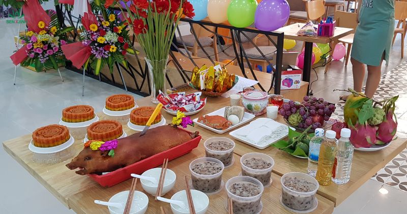 Gia chủ bày lễ vật