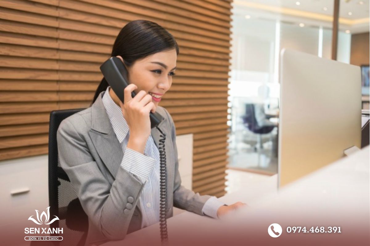 Nhân viên công ty tiếp nhận thông tin và tư vấn tổ chức