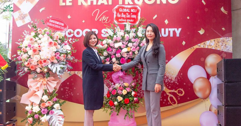 Khách mời tặng hoa