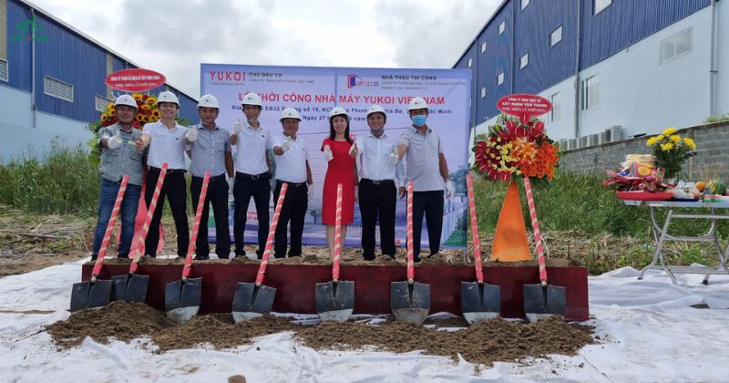 Những người công nhân chuẩn bị làm lễ khởi công