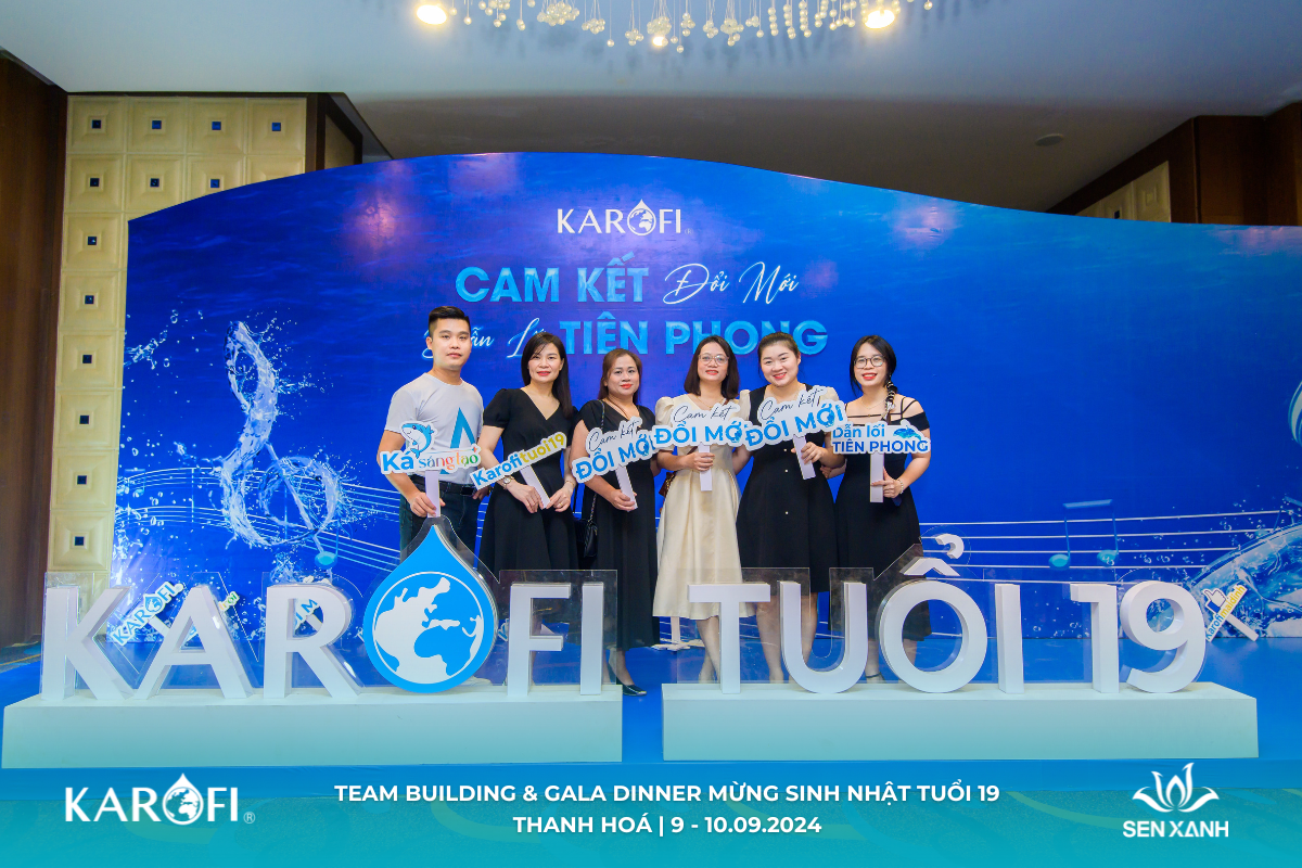 C&aacute;c th&agrave;nh vi&ecirc;n c&ocirc;ng ty chụp h&igrave;nh lưu giữ những kỷ niệm tại khu vực Photobooth
