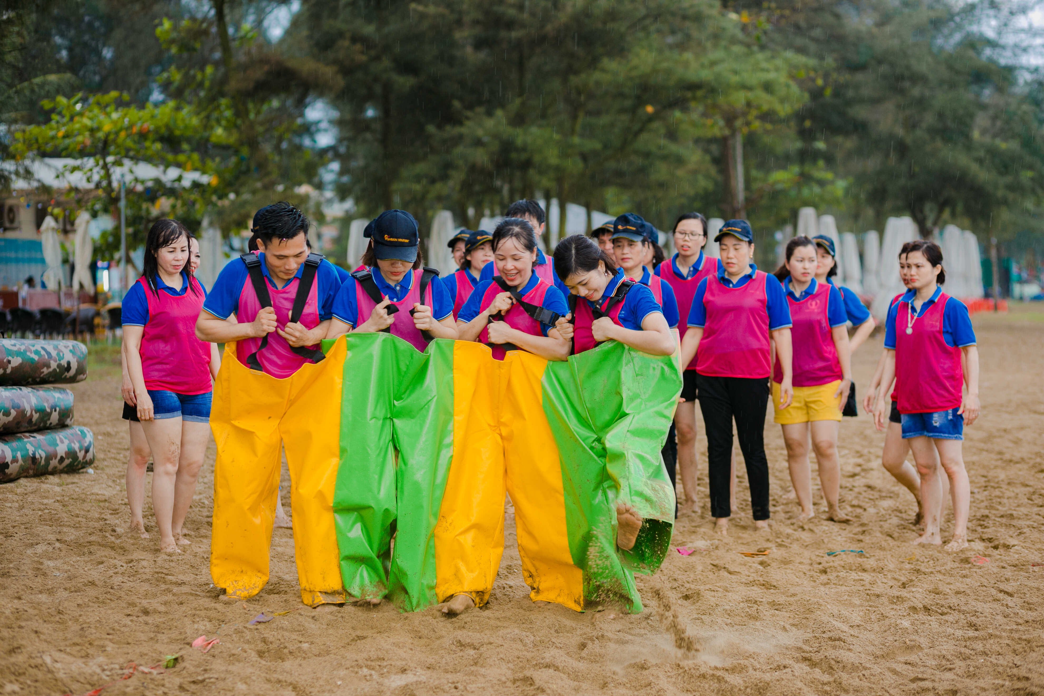 bước ch&acirc;n đồng đội