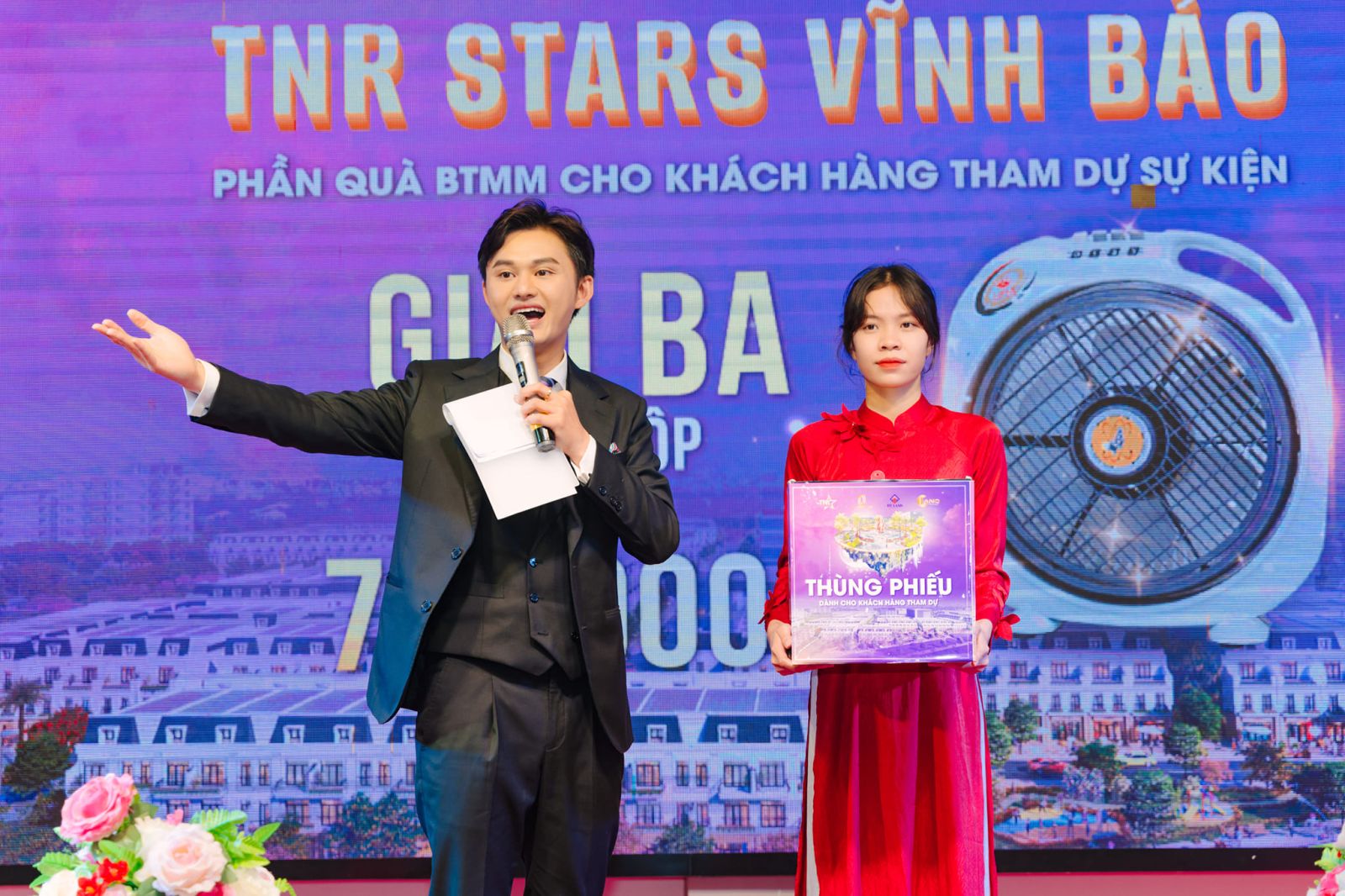 MC l&agrave; người dẫn dắt, thu h&uacute;t &aacute;nh nh&igrave;n của kh&aacute;n giả v&agrave;o chương tr&igrave;nh của bạn