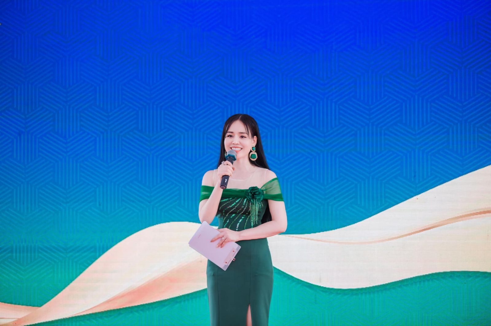 MC l&agrave; người thu h&uacute;t mọi &aacute;nh nh&igrave;n