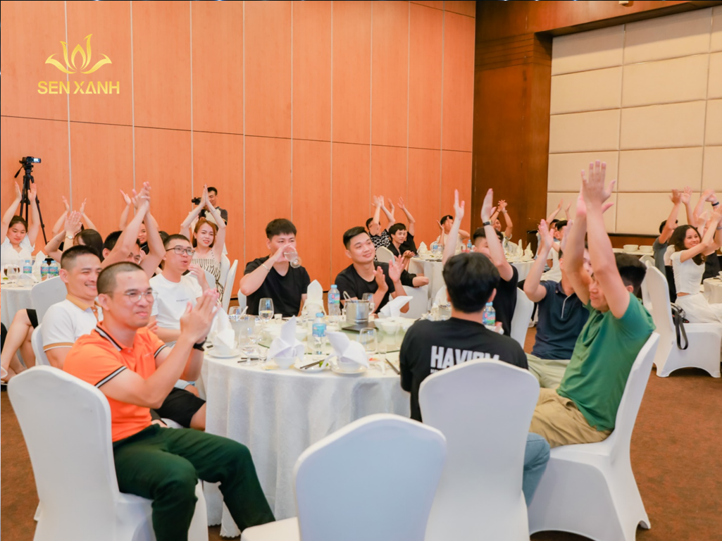 H&ograve;a m&igrave;nh v&agrave;o kh&ocirc;ng kh&iacute; của bữa tiệc