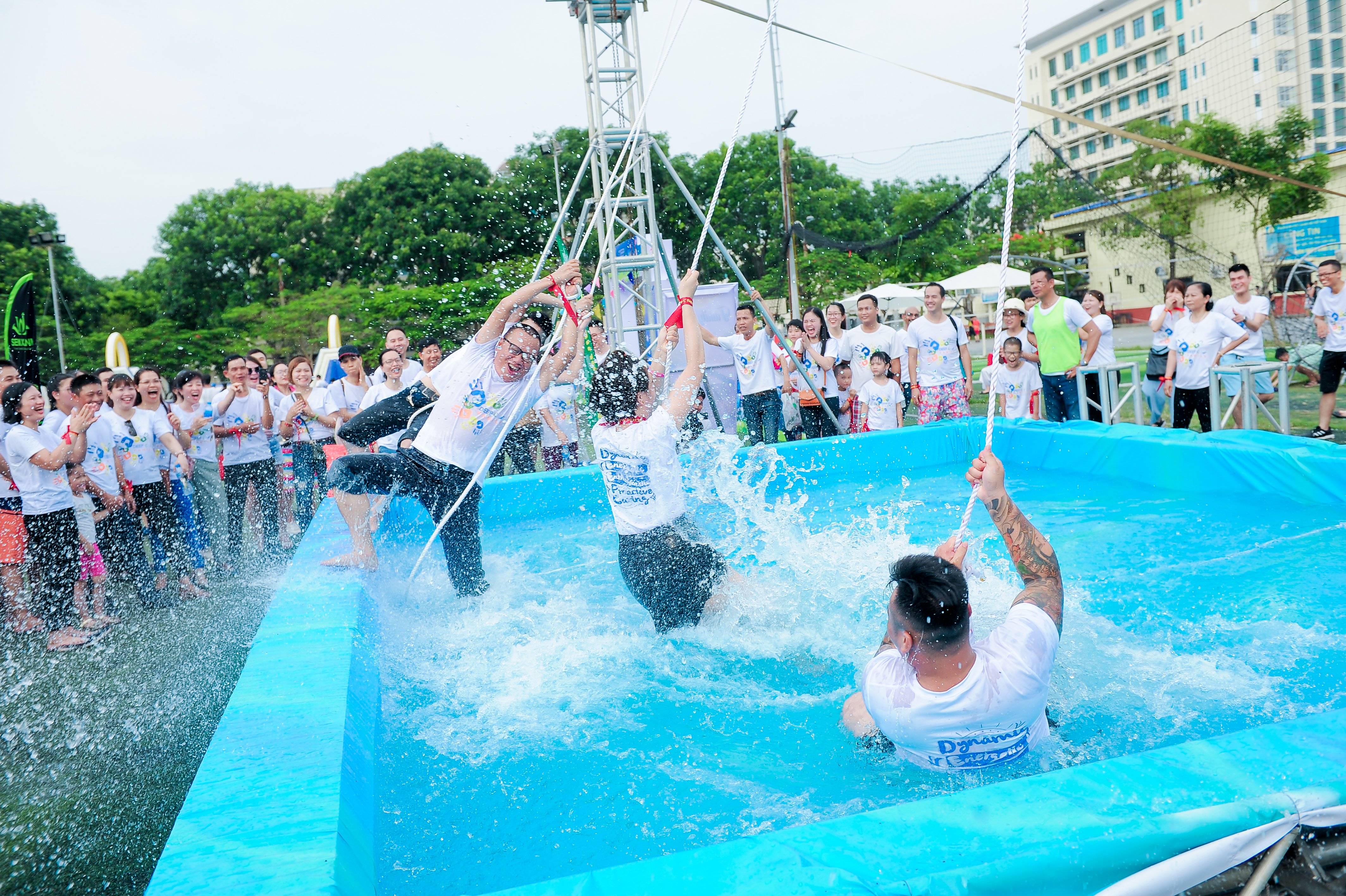 DEEPC FAMILY DAY 2019 phụ huynh chơi đu nước