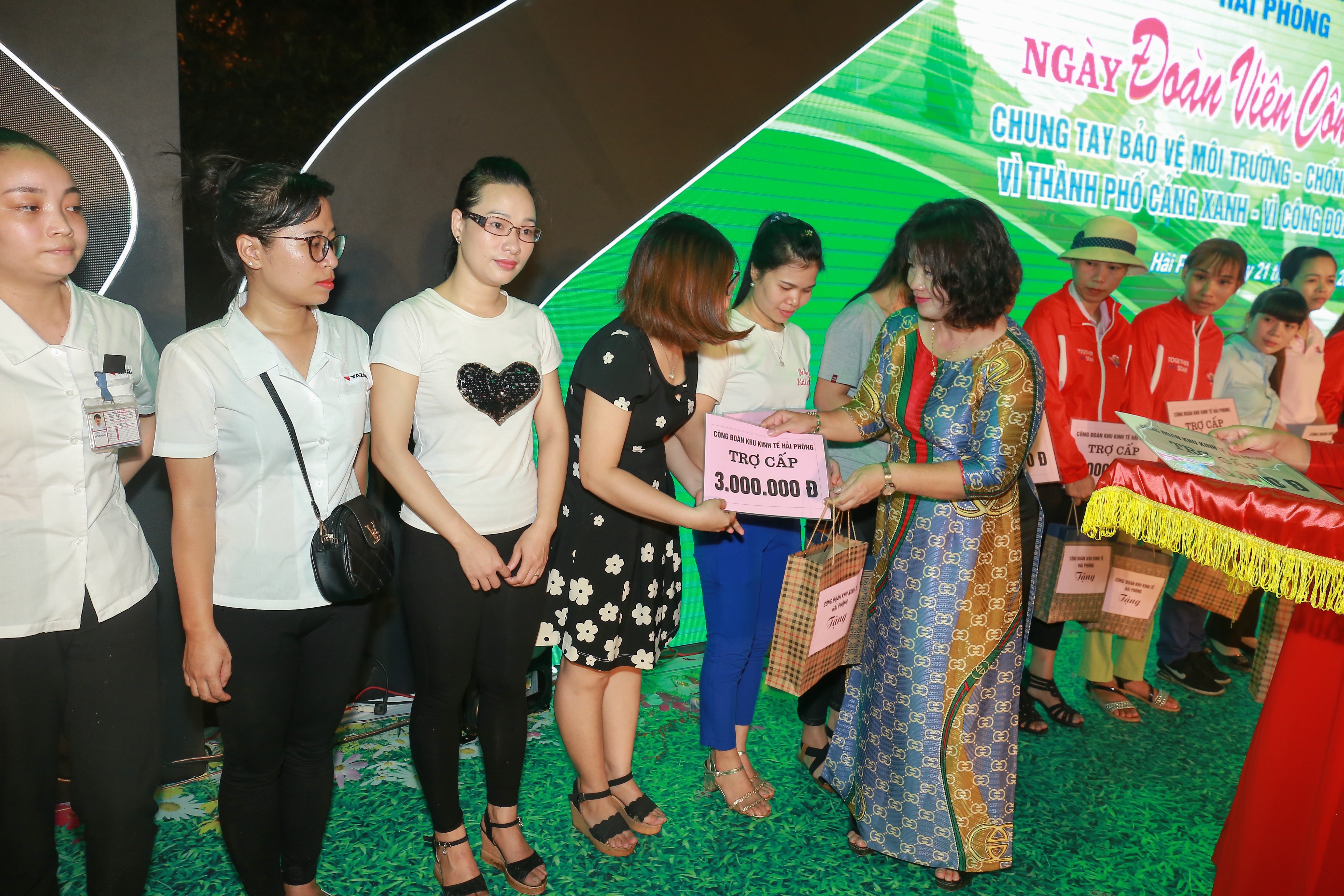 NGÀY ĐOÀN VIÊN CÔNG ĐOÀN trao trợ cấp