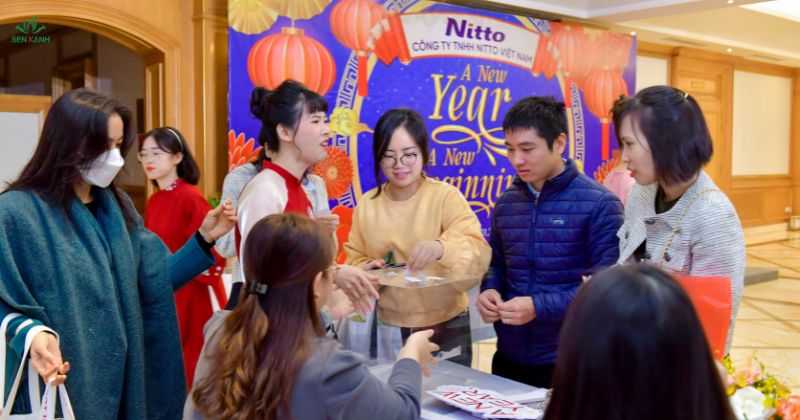 Khách mời chơi trò bốc thăm