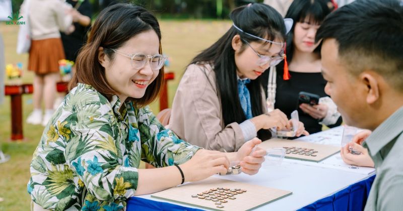 Khách mời chơi trò cờ caro