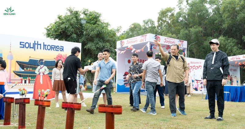 Khách mời chơi trò ném tên
