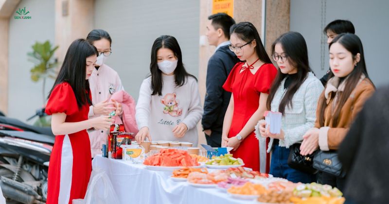 Khách mời được tổ chức tiệc ngọt