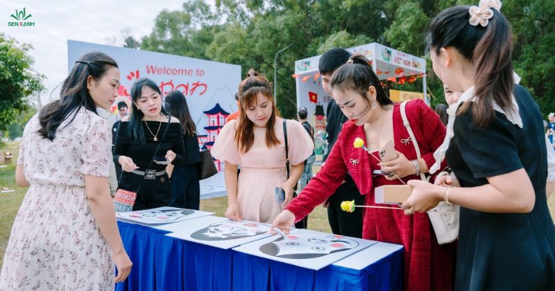 Khách mời tham gia vẽ tranh