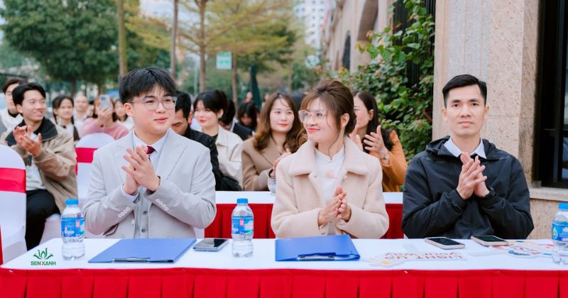 khách mời vỗ tay chúc mừng