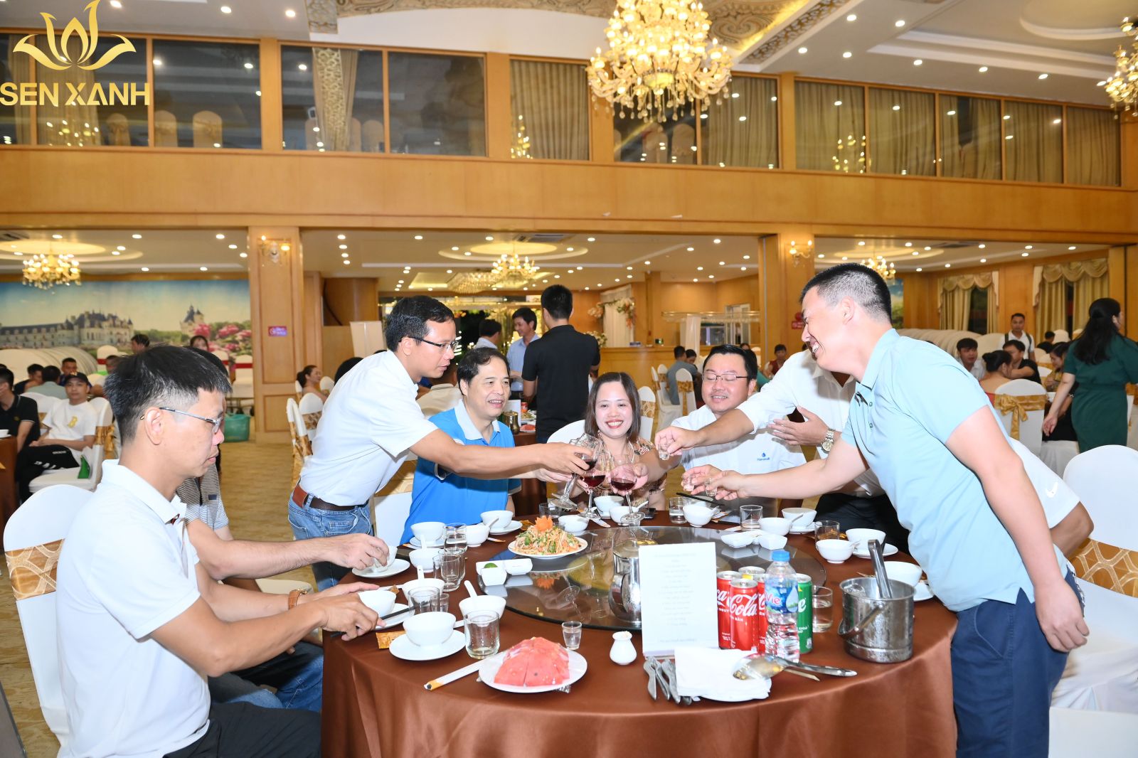 mọi người vui vẻ nhập tiệc