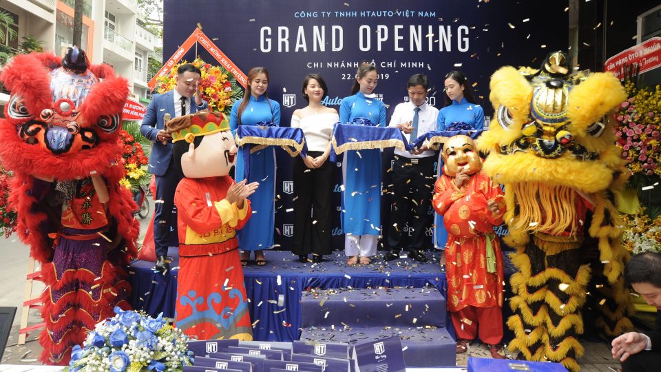 Nghi lễ cắt băng khánh thành