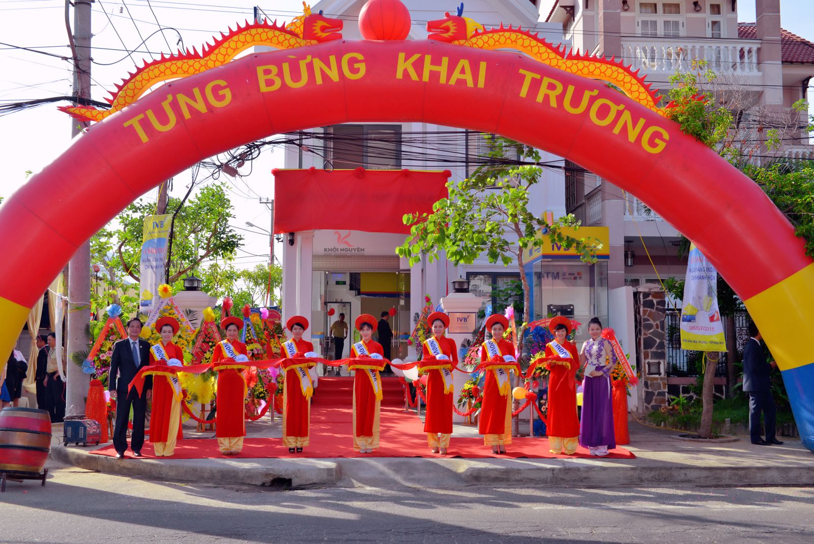 Nghi lễ cắt băng khánh thành