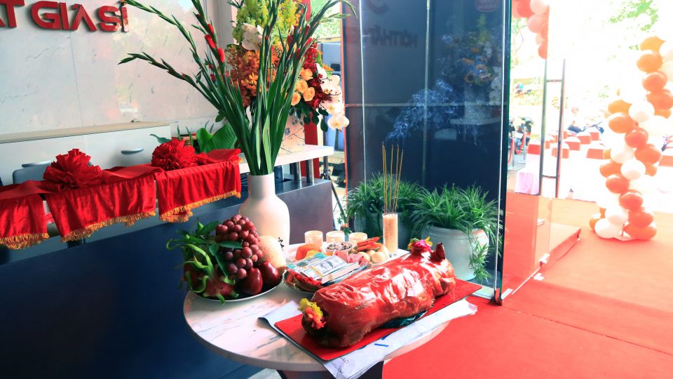 Nghi lễ cắt băng khánh thành