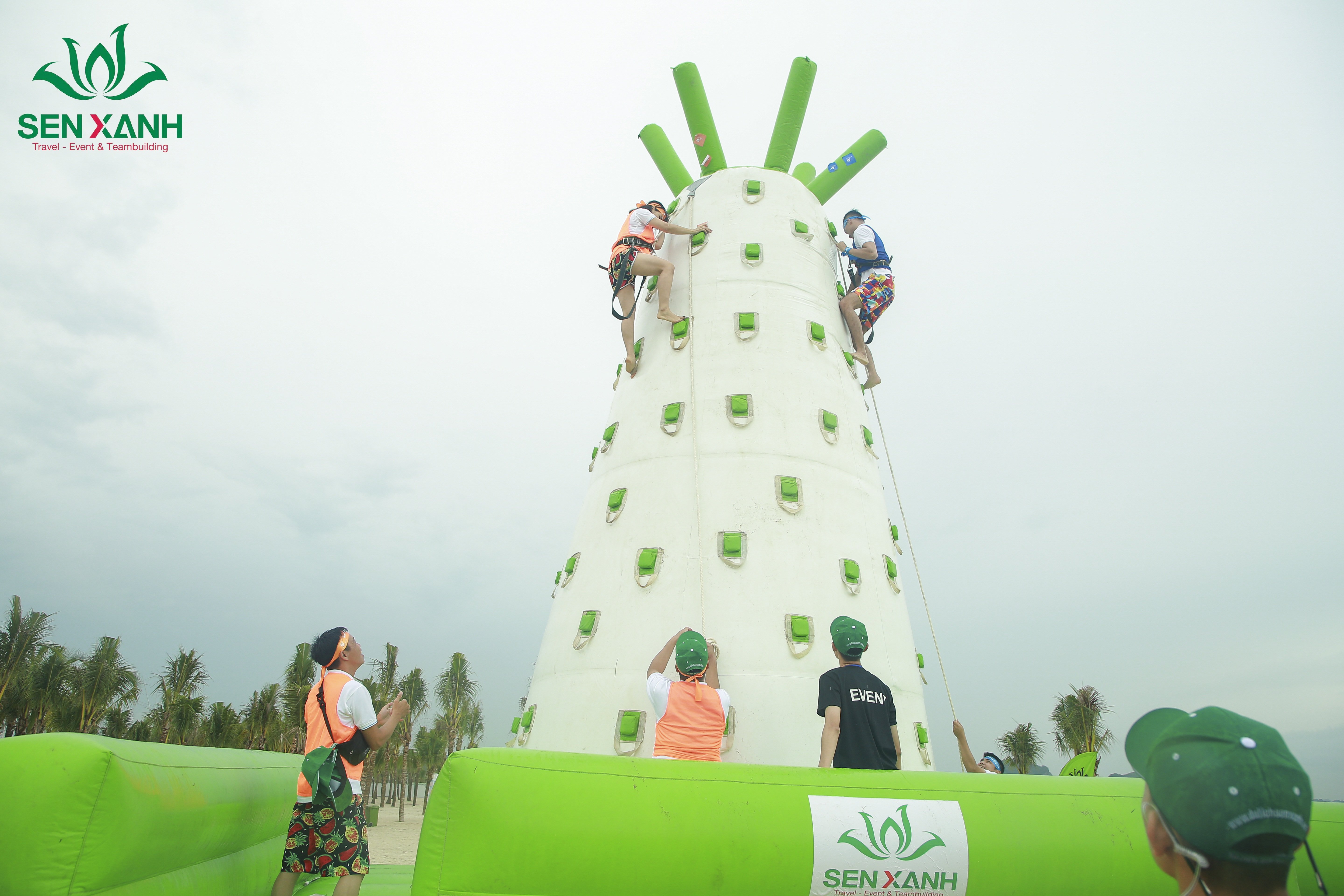 thử th&aacute;ch team building b&atilde;i biển
