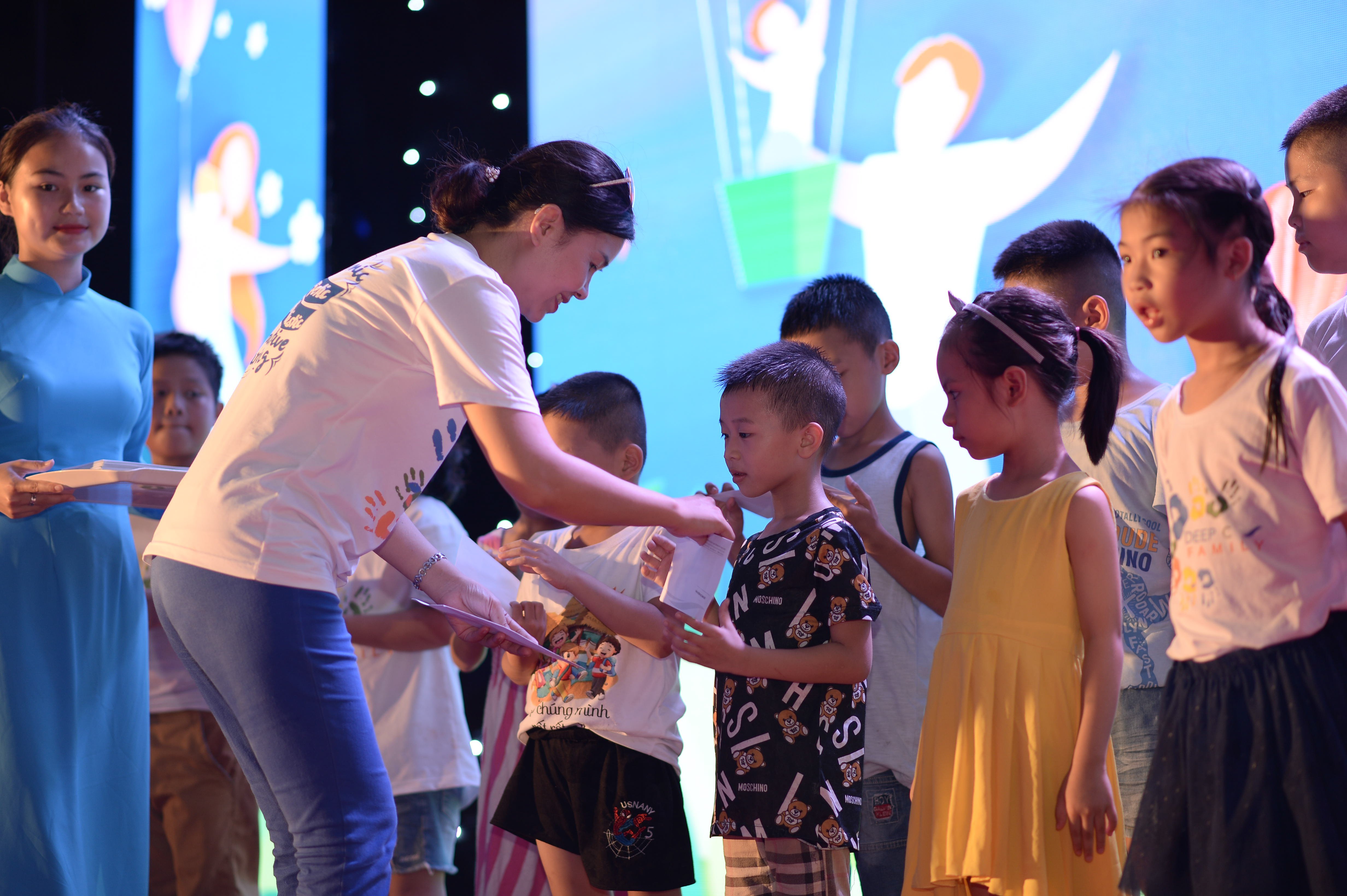 DEEPC FAMILY DAY 2019 trao tặng các con