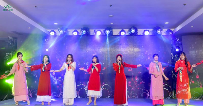 Tiết mục hát của các nhân viên công ty