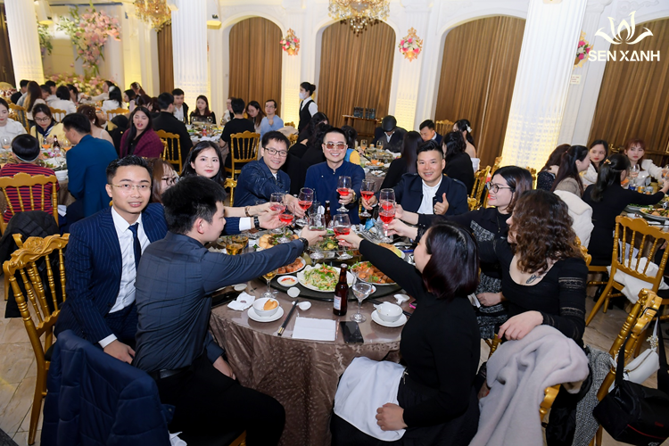 Các thành viên của Việt Pháp cùng nhau nâng ly chúc cho sự thịnh vượng của công ty