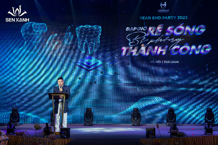 Đại diện Ban lãnh đạo hệ thống phát biểu chia sẻ và bày tỏ sự tri ân tới toàn thể thành viên của Việt Pháp