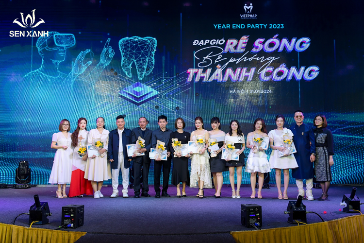 Vinh danh những cá nhân gắn bó, thâm niên 5 năm, 10 năm cùng Việt Pháp