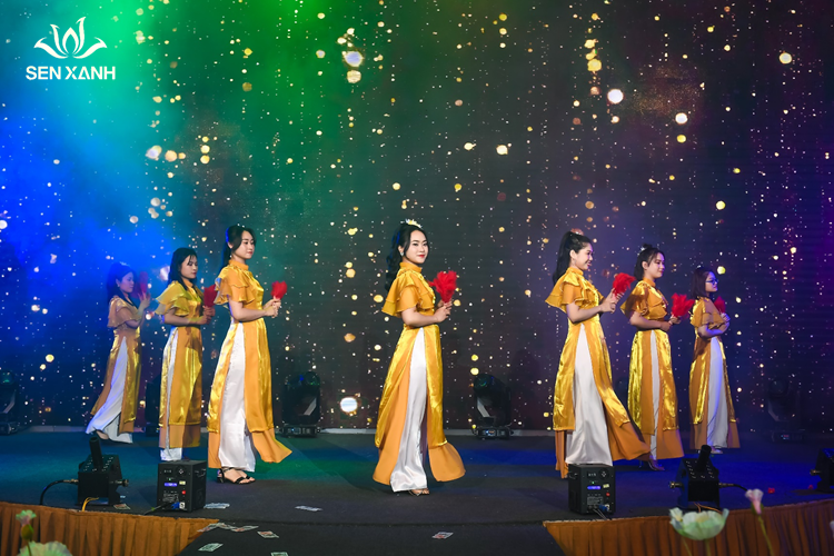Những nàng thơ xinh đẹp thướt tha trong tà áo dài đua sắc