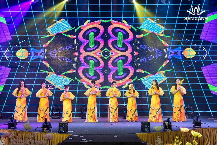 Không khí xuân rộn ràng tràn ngập khán phòng tiệc