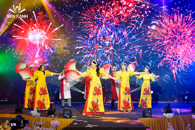 Không khí xuân rộn ràng tràn ngập khán phòng tiệc