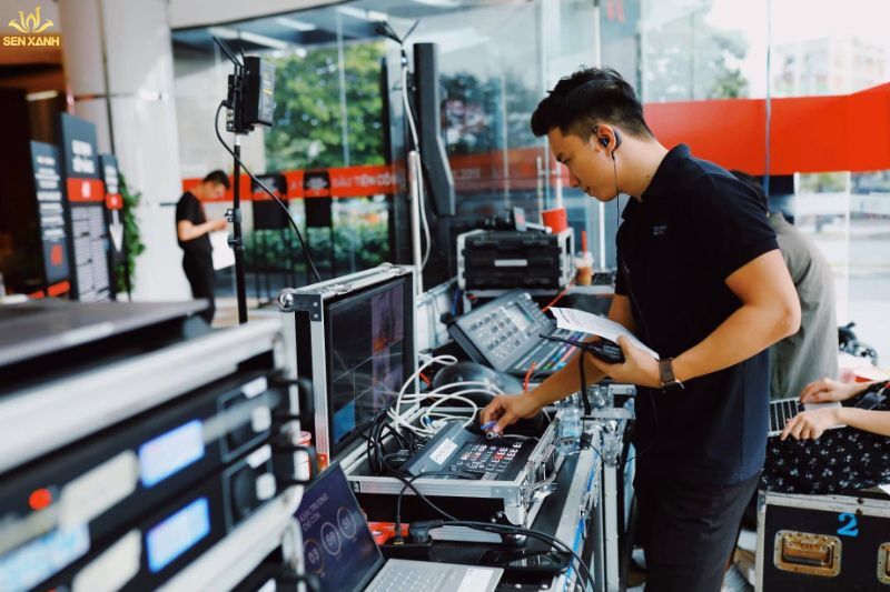 Nh&acirc;n vi&ecirc;n tổ chức sự kiện l&agrave; người thực hiện quản l&yacute; hậu cần