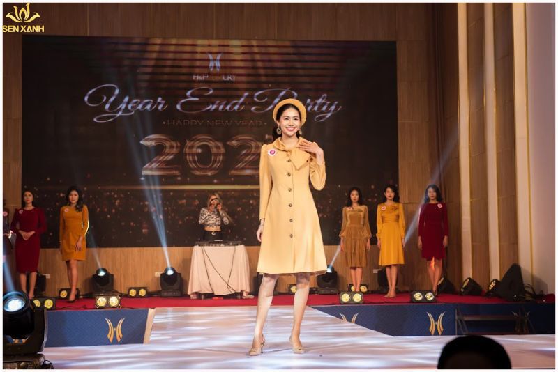 Ý tưởng tổ chức Year End Party như show thời trang