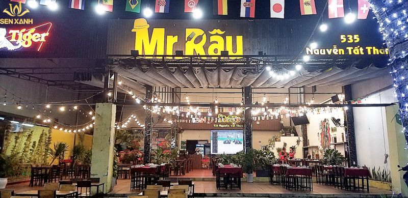 Qu&aacute;n MR.R&Acirc;U c&oacute; sức h&uacute;t bởi kh&ocirc;ng gian thoải m&aacute;i, rộng r&atilde;i
