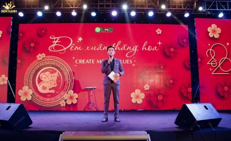 MC gửi lời ch&agrave;o đ&oacute;n kh&aacute;ch v&agrave; giới thiệu tiết mục biểu diễn khai tiệc